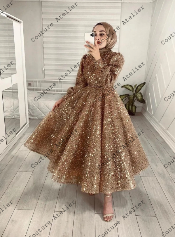 Gaun dengan hiasan manik-manik dan mutiara yang mewah